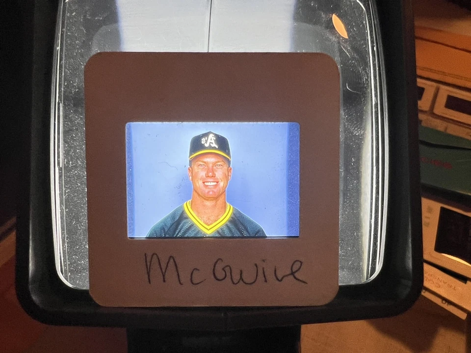 Diapositiva fotográfica de 35 mm vintage 86-87 emitida por el equipo de los Atléticos de Oakland emitida por Mark McGwire Foto 4 de 4