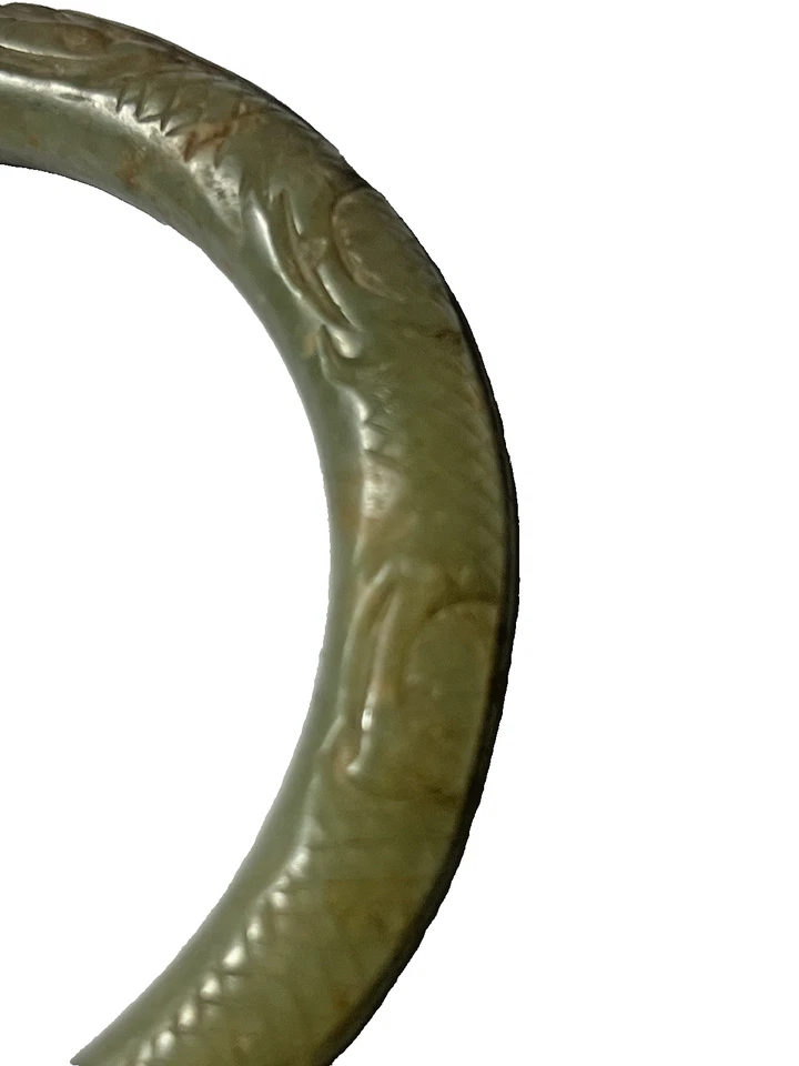 BRAZALETE DE DRAGONES DE JADE CALEDÓN PÁLIDO ENROLLADO, PERÍODO CHOU, CHINA 1046-256BC Foto 3 de 4