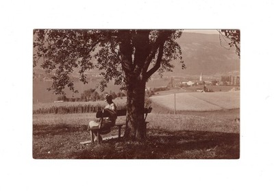 Ansichtskarte Frau auf einer Bank sitzend