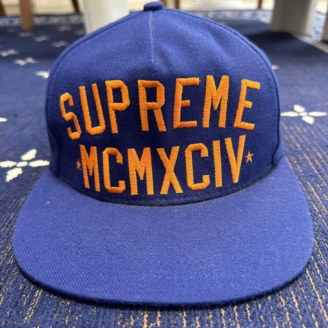 casquette initiale suprême bleu marine