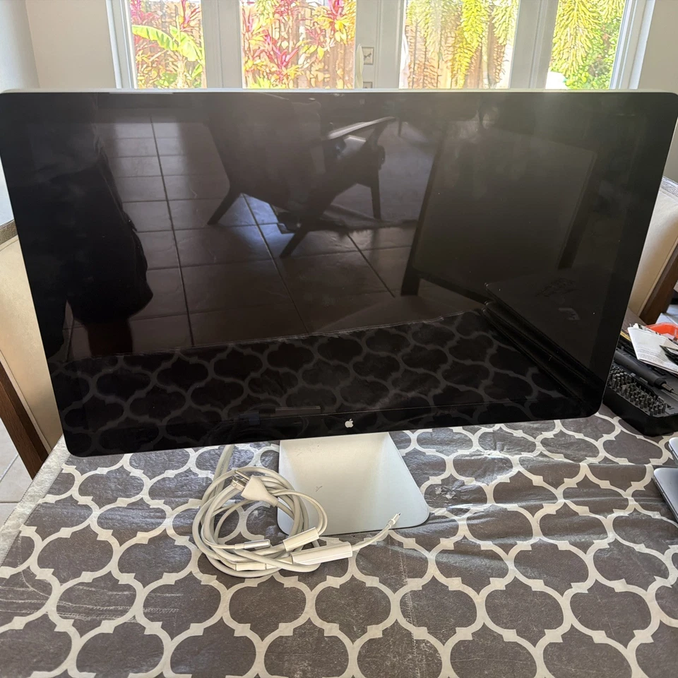 Apple Thunderbolt Display 27" A1407 Widescreen Monitor 2560x1440  Good!! - Image 3 of 4