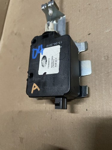 Discovery 3 and 4 L319 04-16 Fuel Flap Release Actuator Solenoid FSG500030 (A) - Picture 7 of 12