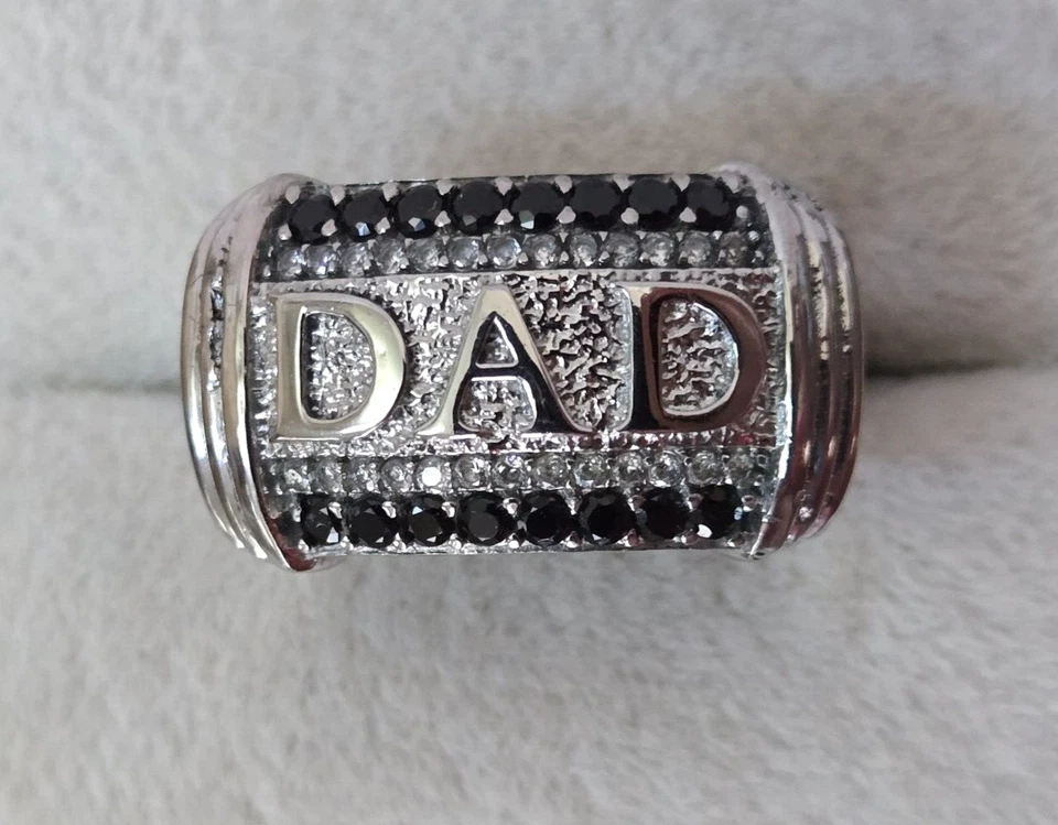 Anillo PAPÁ de espinela negra tailandesa para hombre, circonita blanca en acero inoxidable, 1,00 ctw talla 11 Foto 2 de 4