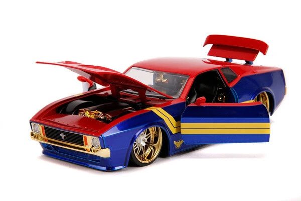 Ford Mustang Mach 1 1973 con figura diecast Captain Marvel "Avengers" "Marvel Foto 2 de 4