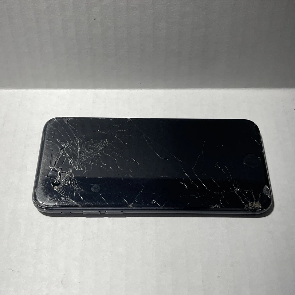 Apple iPhone 7 128GB A1778 Black (AT&T) Smartphone CRACKED SCREEN PARTS/ REPAIR - Image 3 of 4