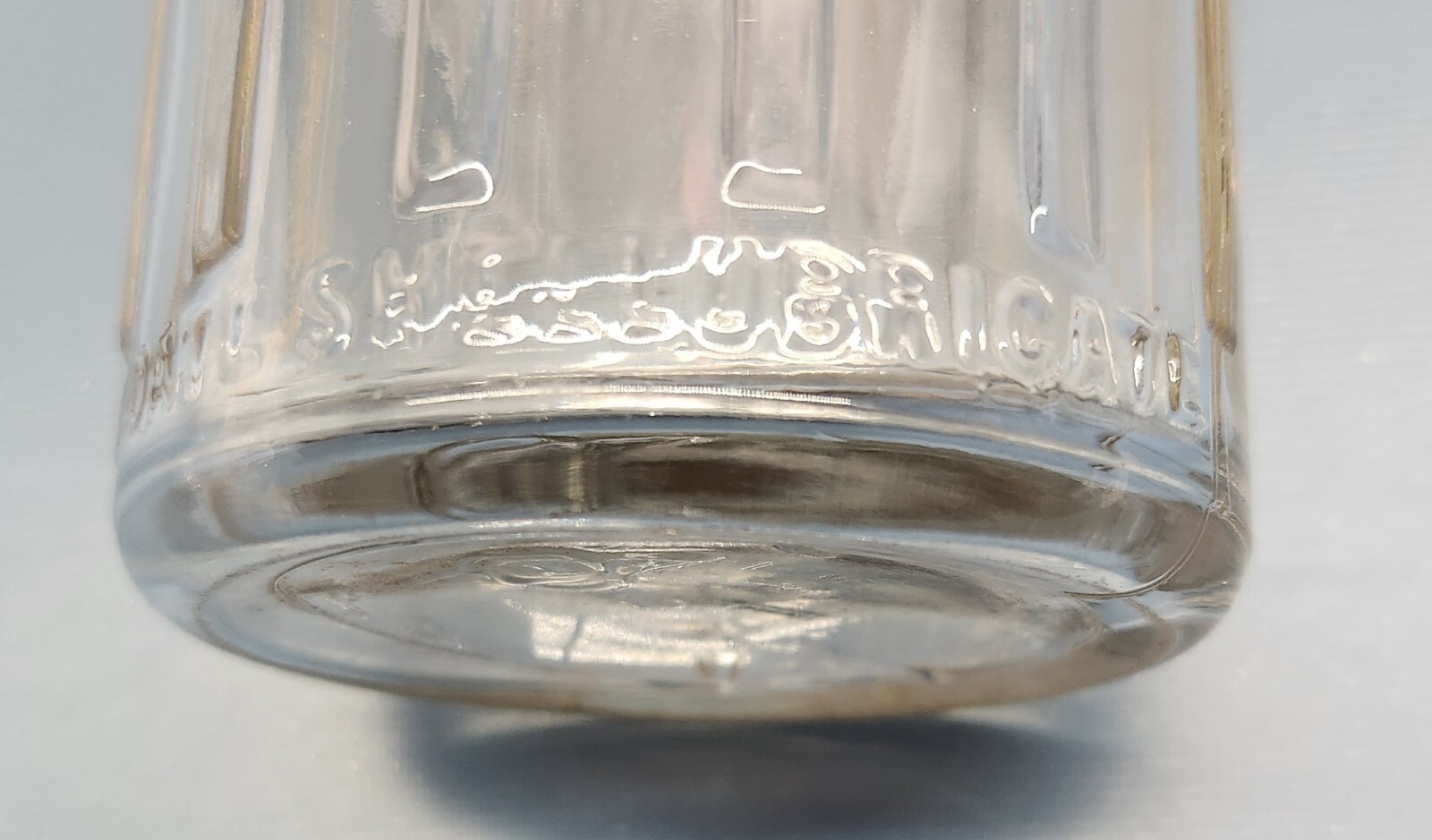 ANTIQUE EMBOSSED SHELL OIL / SHELLPENN MOTOR OIL GLASS QUART BOTTLE