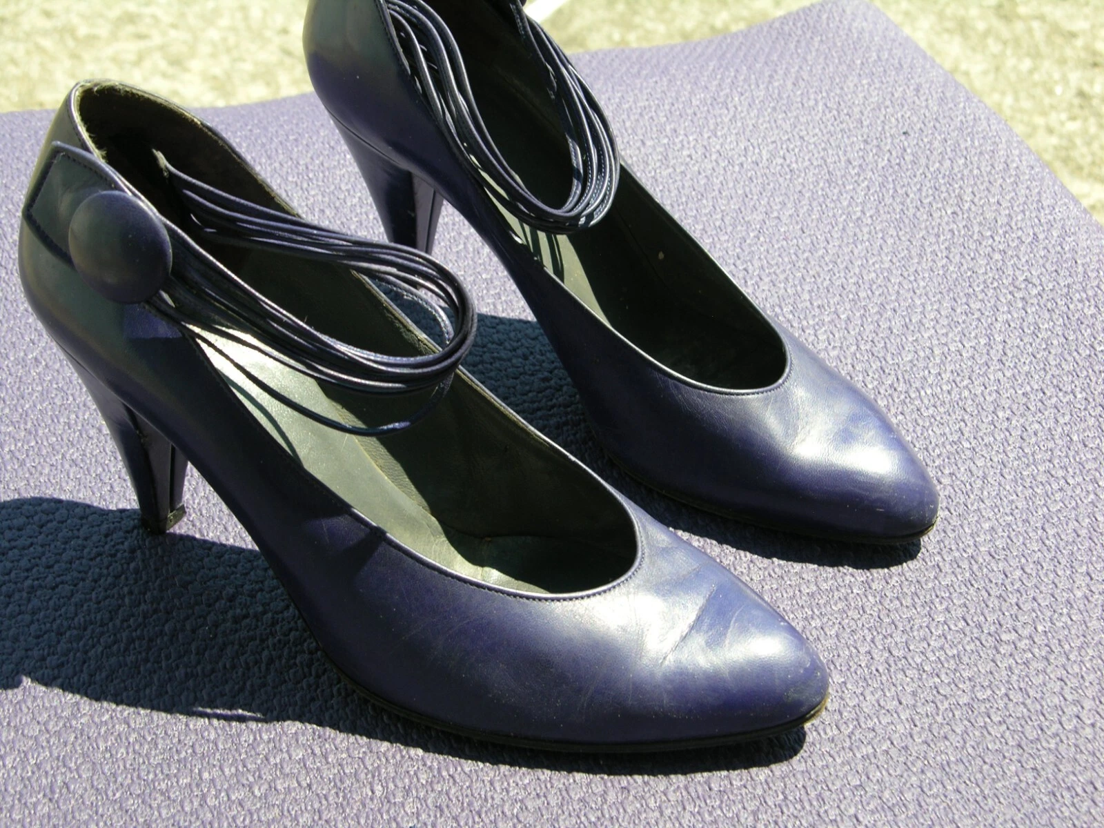 Escarpins cuir bleu Christian Dior vintage années 90 pointure 6 made in France. 