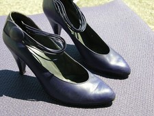 Vintage 90's Christian Dior blue leather pumps shoes size 6 made in France.