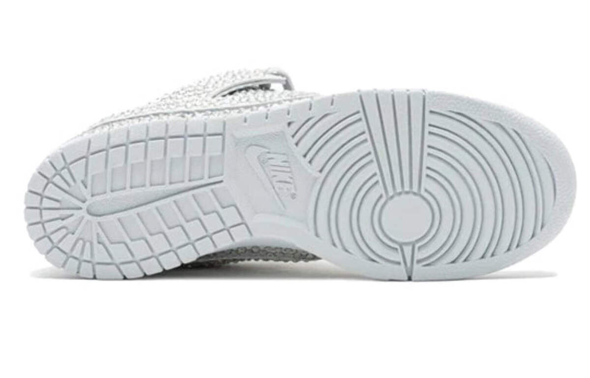 Size 7 - Nike Cactus Plant Flea Market x Swarovski x Dunk Size 7 - Nike Cactus Plant Flea Market x Swarovski x Dunk