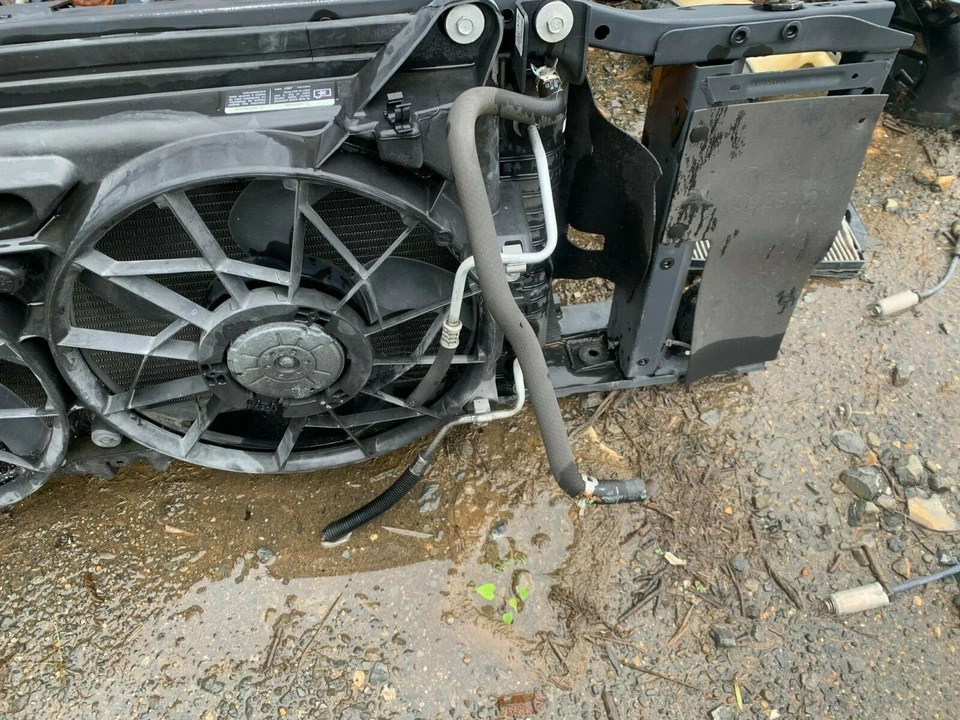 SOPORTE SUPERIOR SOPORTE RADIADOR DELANTERO GM GMC CHEVROLET SUBURBAN OEM 07-13 Foto 2 de 4