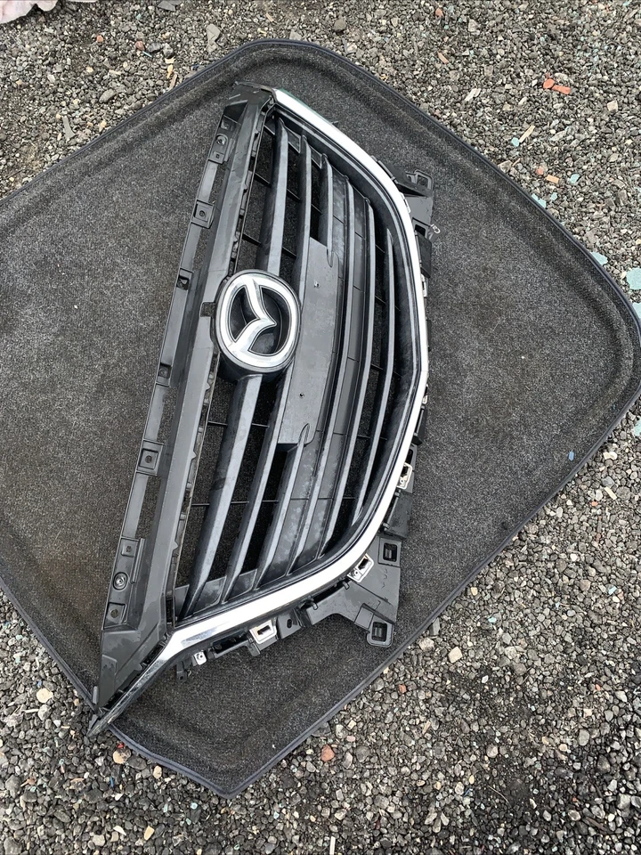 Montaje de rejilla deportiva Mazda 3 2014-2016 OEM PARRILLA CENTRAL DELANTERA SUPERIOR BJS7-50712 Foto 3 de 4