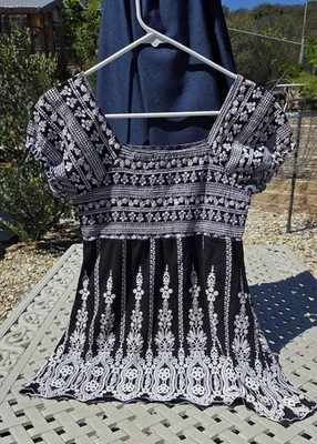 Roz & Ali Black and White Ruffled Embroidered Blouse Med