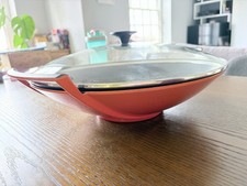 Wok in ghisa smaltata Le Creuset 36 cm con coperchio in vetro arancio vulcanico