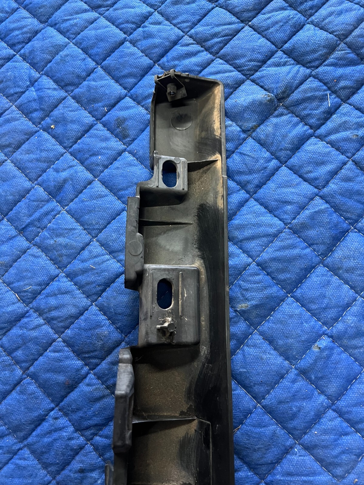 2012 AUDI R8 V8 OEM REAR LEFT DRIVER SIDE SKIRT ROCKER MOUNT BRACKET 420 853 921