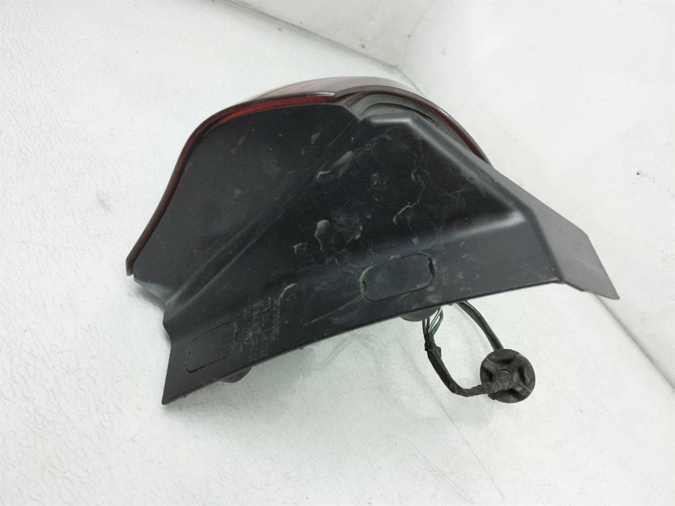 Luz trasera de freno izquierda para conductor Subaru B9 Tribeca 2006 84201Xa01a en carrocería Foto 2 de 4