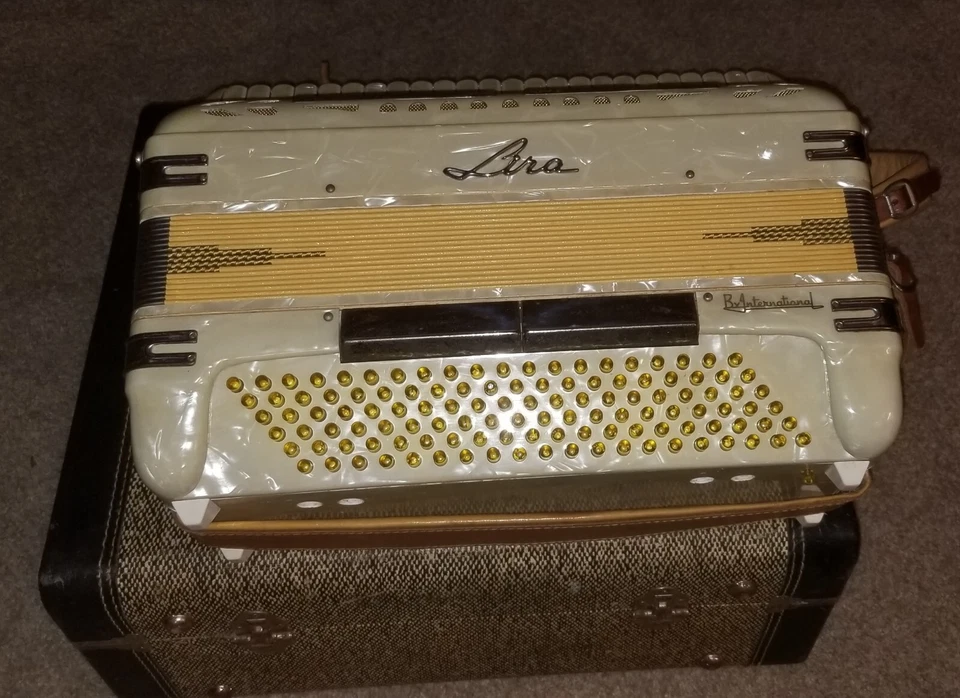 Acordeón italiano antiguo Lira Centro Matic modelo 20 Foto 3 de 4