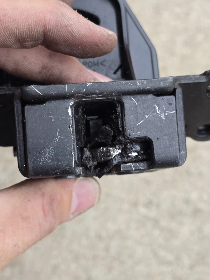 Защелка крышки багажника Toyota Scion 69350-28150 черная 2008-2016 хорошее состояние товара - Изображение 4 из 4