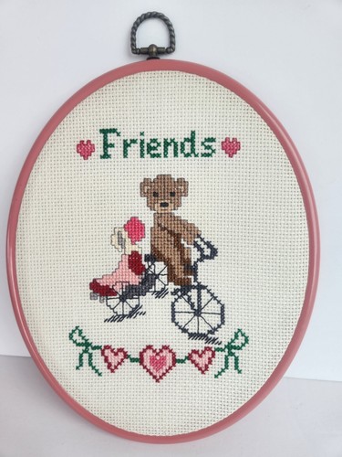 Mädchen Vintage Kinderzimmer rund rosa bestickt FREUNDE Fahrrad Herz Liebe Wandbild - Bild 2 von 5