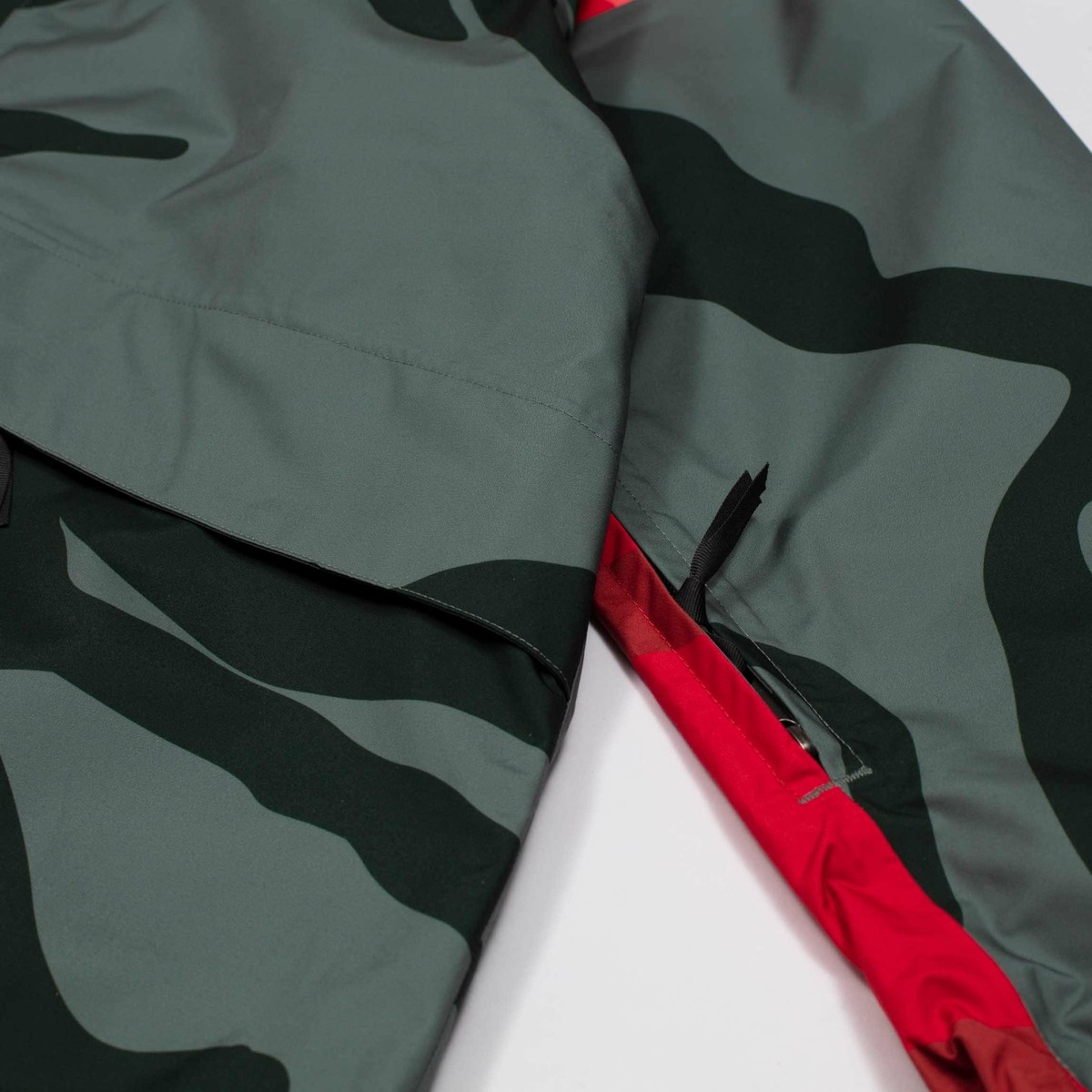 DS New Kaws x The North Face TNF 1986 Mountain Jacket Balsam DS New Kaws x The North Face TNF 1986 Mountain Jacket Balsam