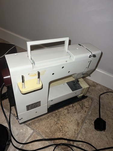 Riccar Model 3400 Electric Sewing Machine With Foot Pedal + Accessories + Cover - Picture 5 of 11