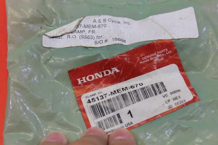 Abrazadera de manguera de freno delantero OEM 45137-MEM-670 NUEVO DE STOCK Honda VTX1300C VTX1300R Foto 2 de 4