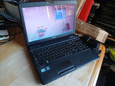 ERNSTHAFT SCHNELLER Core i3 Toshiba Windows XP Laptop -- 15,6'' + 500GB HD + 4GB RAM (T3)