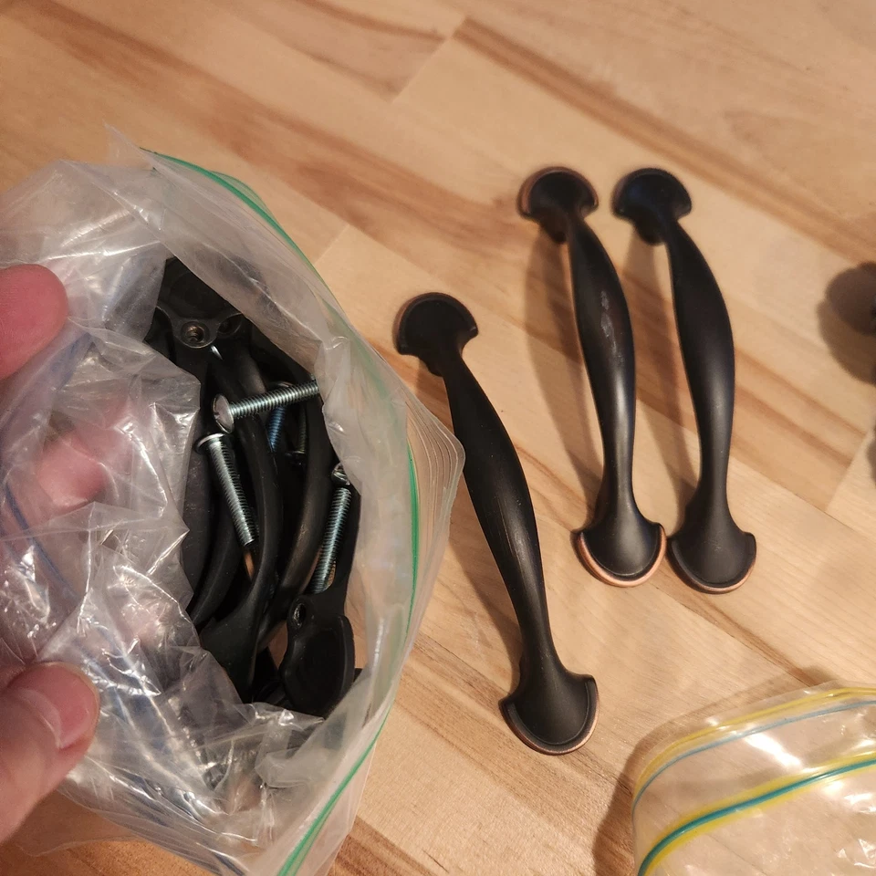 Lote de 100 + Manijas de Gabinete Herrajes Tiradores Perillas Mezcladas Algunas Viejas Algunas Nuevas Foto 4 de 4