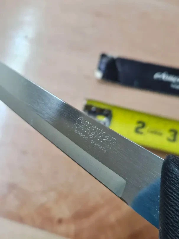 Cuchillo de filete de acero inoxidable quirúrgico American Angler 6,25" hoja de mango negro Foto 4 de 4