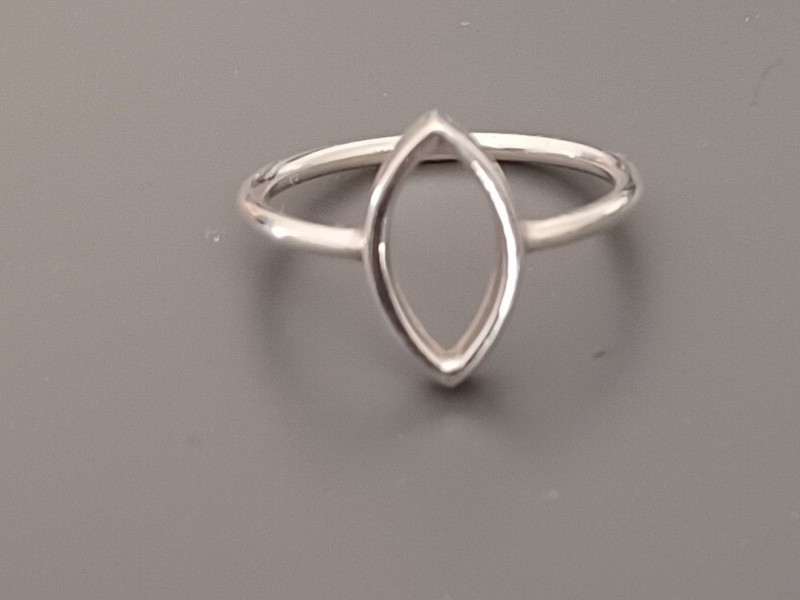 Womens Silver Oval/Eye Shape Ring Size 7