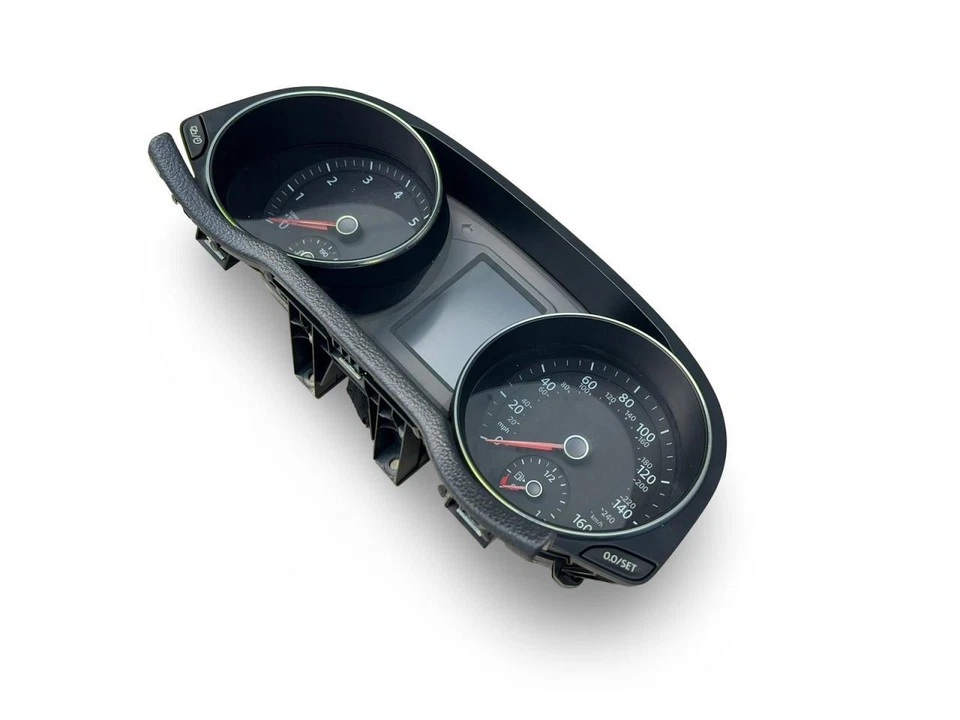 Volkswagen Passat 2017-2018 velocímetro MPH negro Foto 4 de 4