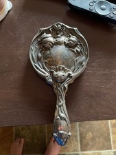 Specchio a mano Art Nouveau placcato argento decorato con disegni floreali.
