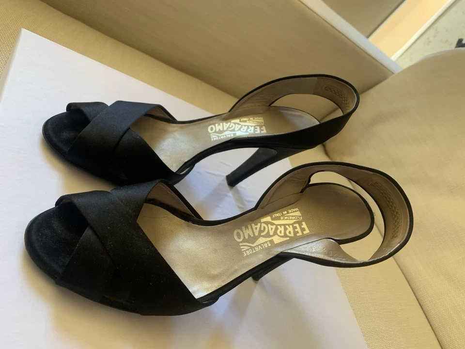 Sandalias de tacón Salvatore Ferragamo para mujer negras satinadas talla 8,5 Foto 2 de 4