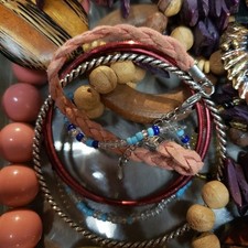 ​1lb Costume Jewelry Mixed Wearable Pieces Necklaces Bracelets Earrings (d)