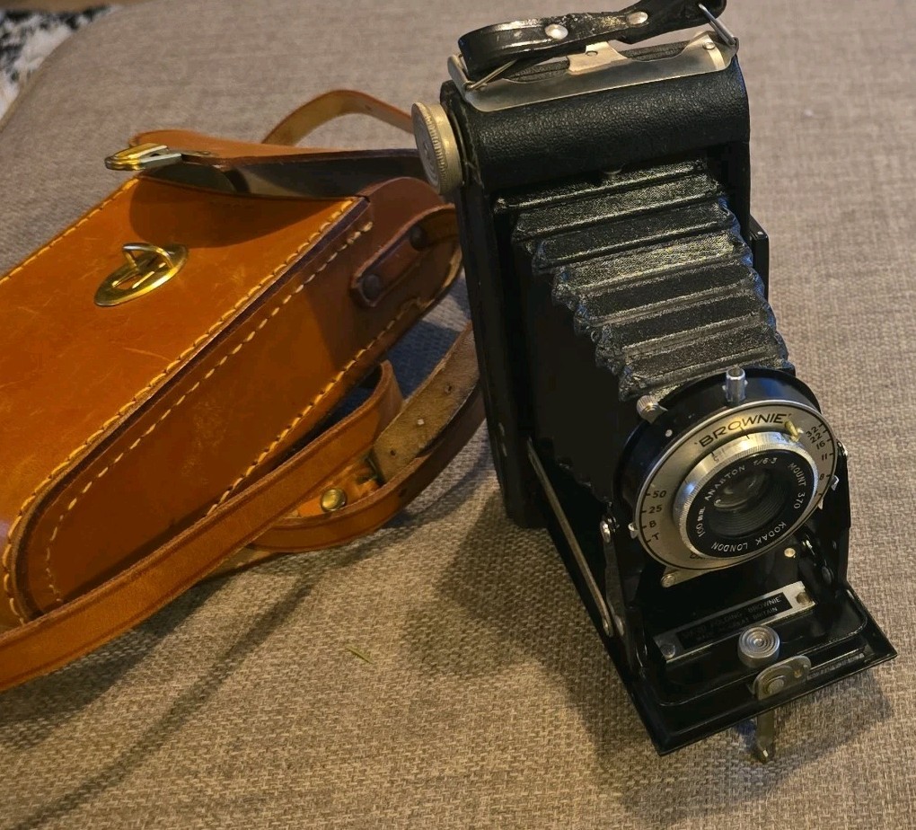 Post-war Kodak Six-20 Folding Brownie . Good Condition Vintage Camera