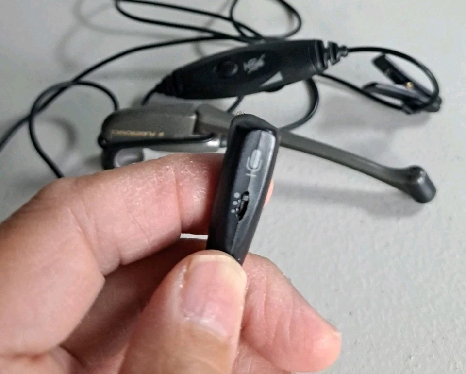 PLANTRONICS M145 In-Ear Cellular Headset with Easy Volume and Mute Control (B) - Image 2 of 4