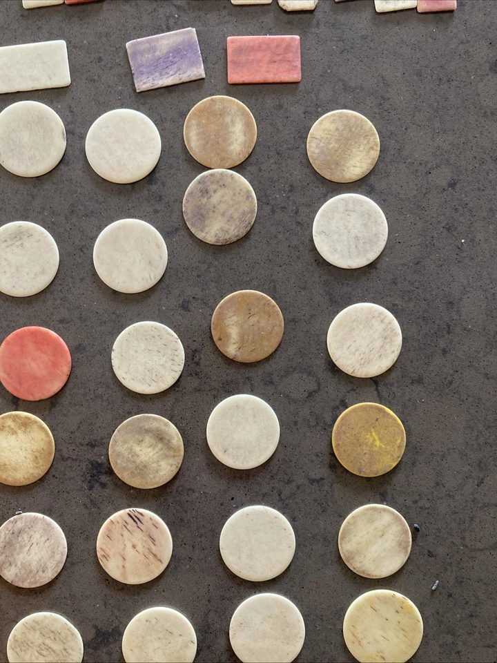 LOT DE 53 JETONS EN OS XIXeS POUR JEUX DE CARTES JEU ANCIEN COLORES - Photo 3/4