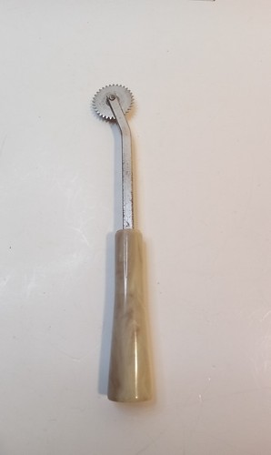 Vintage Dritz Tracing Wheel w/Marble Colored Bakelite Handle 6" - Picture 4 of 5