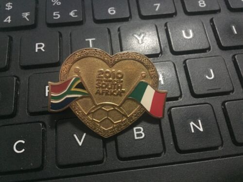 2010 FIFA WORLD CUP SOUTH AFRICA TWO FLAG ITALY PIN - Picture 1 of 2