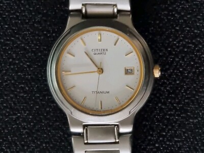 CITIZEN 5510 QUARZ TITAN UHR GEBÜRSTET GRAU GEHÄUSE/ARMBAND WEISSGOLD DATUM ZIFFERBLATT