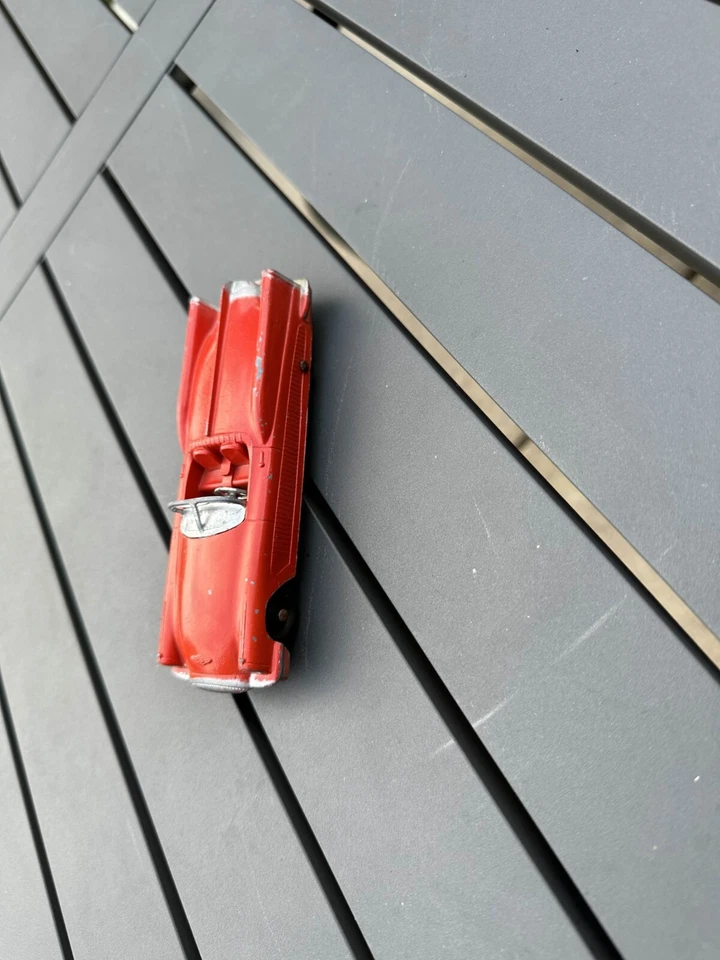 Coche Tootsietoy 1952 de colección - rojo buick convertible el sable Foto 3 de 3