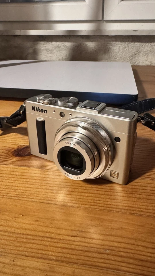 Nikon Coolpix A argento + Accessori - Immagine 2 di 4