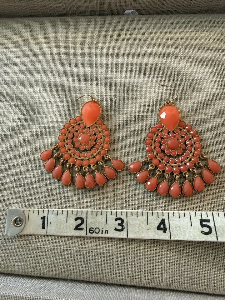 Pendientes de clip colgantes de coral de resina de cristal enchapado en oro Foto 3 de 3