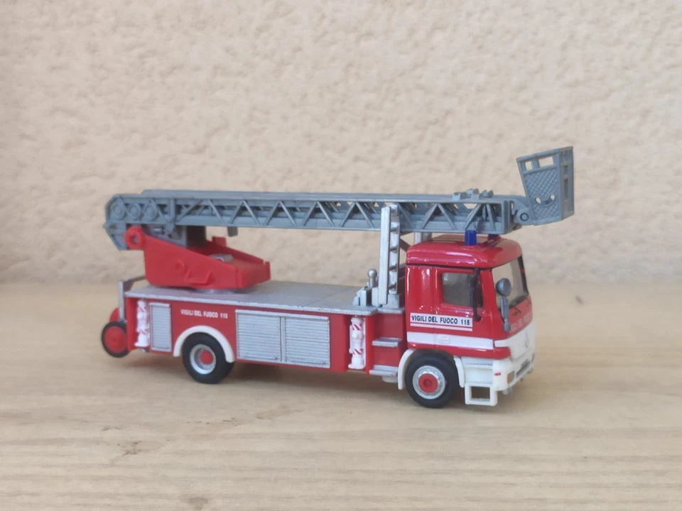 Mercedes Actros Camion Vigili Del Fuoco 1/87 H0 Modellino Pompieri Hongwell - Immagine 4 di 4
