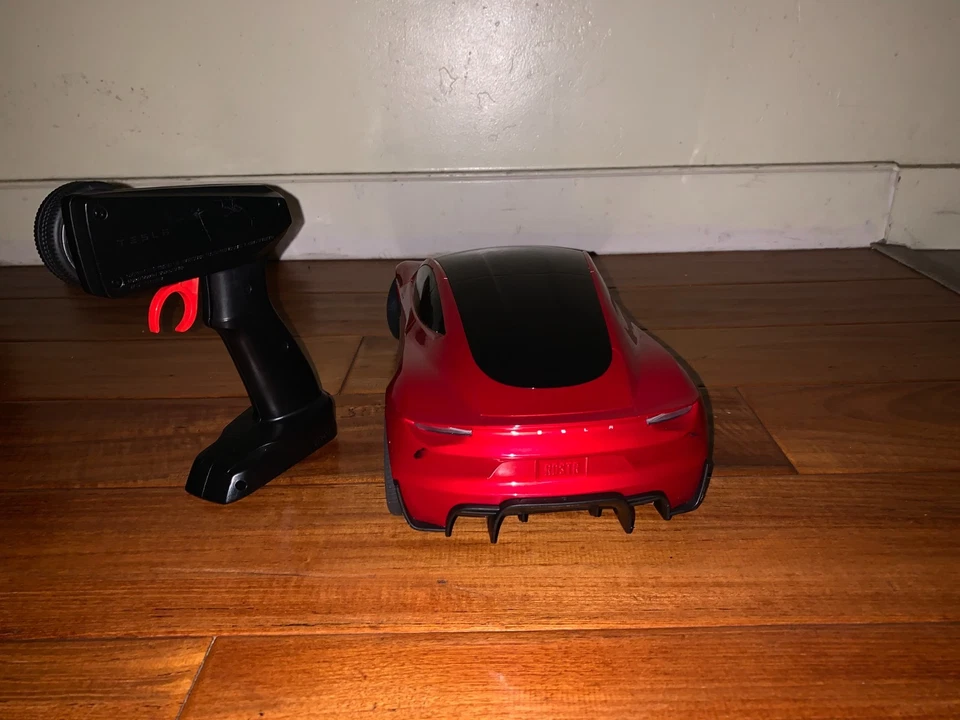 Tesla Roadster, rojo, coche con control remoto. Usado, escala 1:10 por Matttel Foto 3 de 4