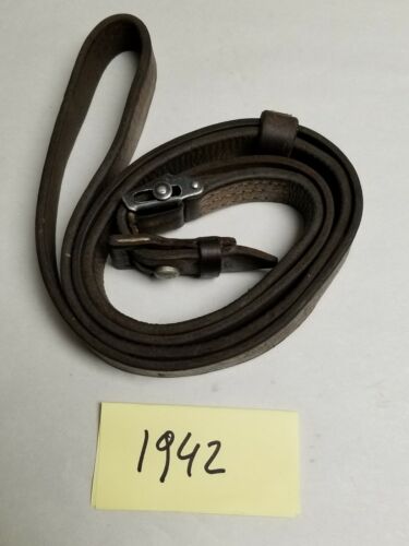 MAUSER 98K LEATHER SLING WITH FROG DATED 1942. - 第 1/3 張圖片