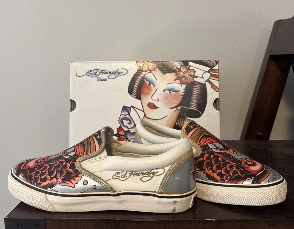Zapatos sin cordones para mujer Don Ed Hardy Designs plateados Koi Fish talla 8 (EE. UU.) vintage Y2K Foto 2 de 4