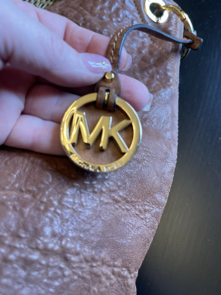 Bolsa tote Michael Kors Uptown Astor cravejada couro marrom corrente grande feminina - Imagem 4 de 4