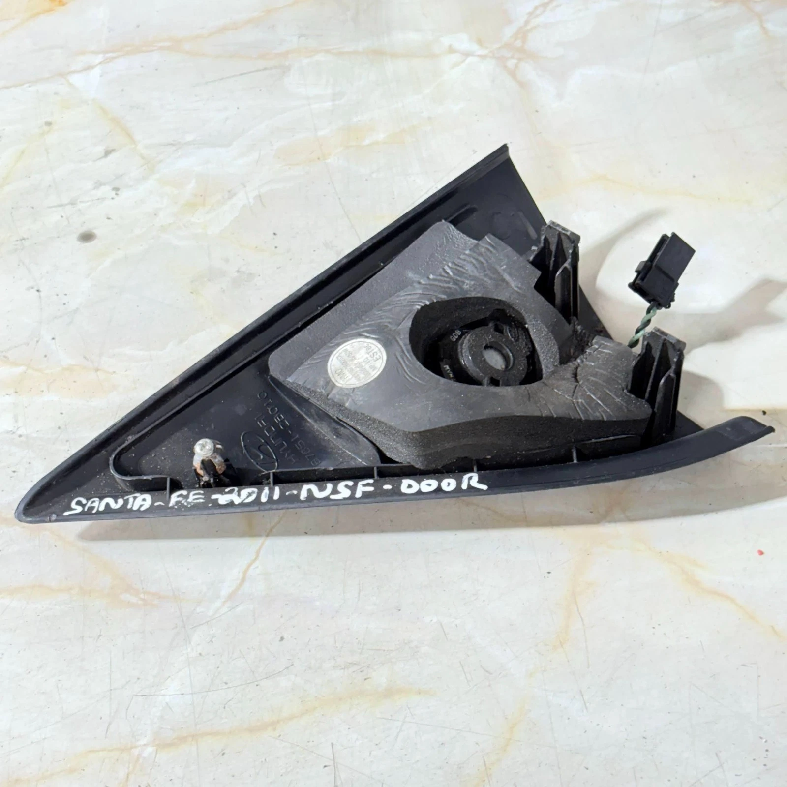 Hyundai Santa Fe CM tweeter trim rear connector