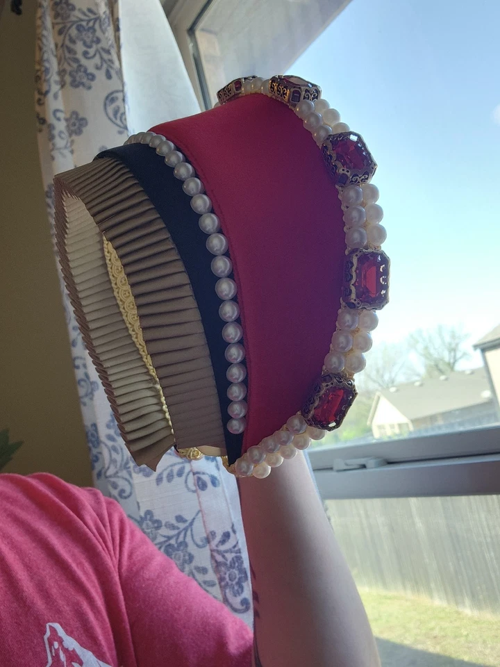 Diadema capucha francesa siglo XVI (roja) Foto 3 de 4