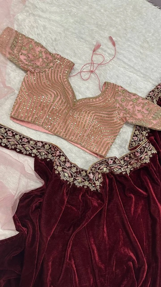 Hermoso sari de terciopelo de diseñador con blusa pesada para boda y fiesta Foto 3 de 4